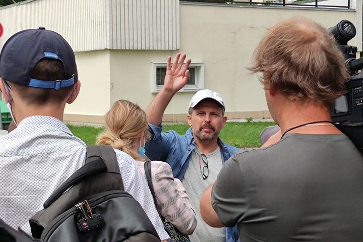 Главреда «Проекта» увезли на допрос с ребенком и женой по делу 2017 года о знакомом Путина Главреда «Проекта» увезли на допрос с ребенком и женой по делу 2017 года о знакомом Путина