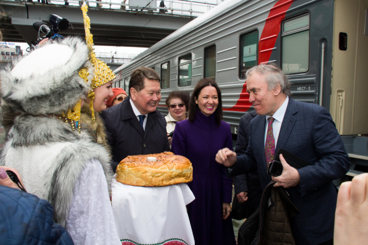 Гергиева встретили в Новосибирске караваем и колокольным звоном Гергиева встретили в Новосибирске караваем и колокольным звоном