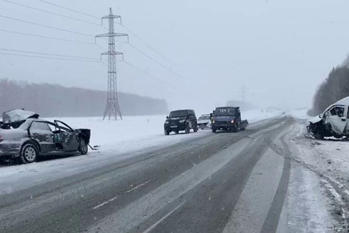 Один погиб, шестеро пострадали в аварии с маршруткой под Новосибирском
