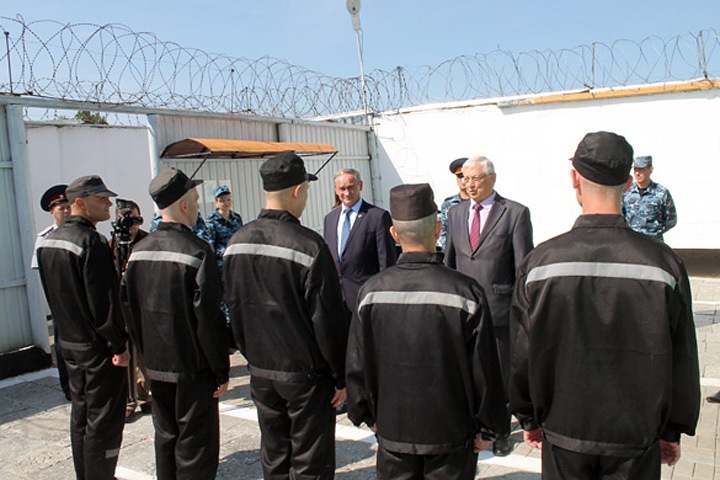«Потерпевший хотел вставить туалетный ершик в анальное отверстие»: как сибирских заключенных судят за жалобы на пытки