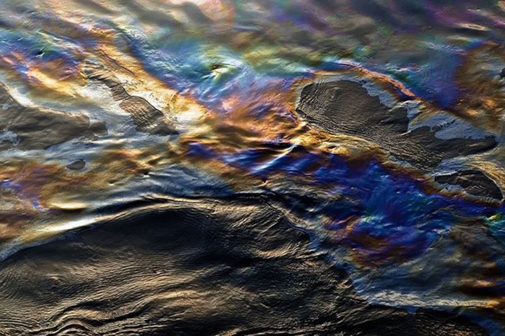 Нефтепродукты вылились в Енисей в Красноярске Нефтепродукты вылились в Енисей в Красноярске