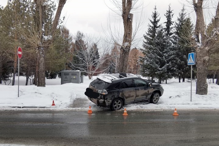 Кроссовер сбил девочку на пешеходном переходе в Новосибирске