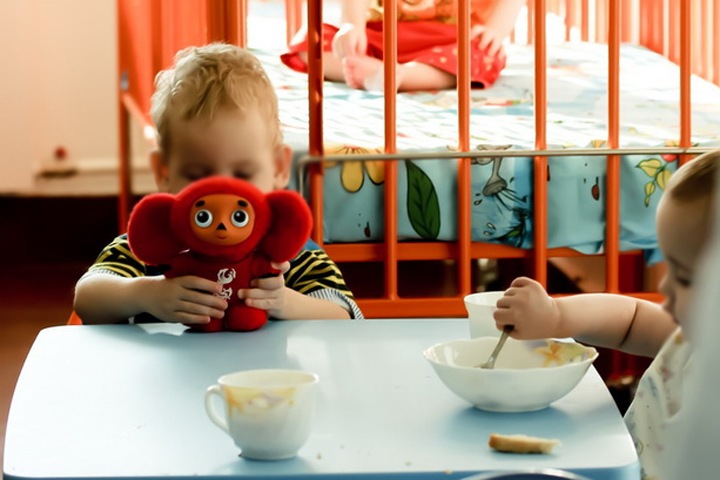 Больничную няню уволили в Новосибирске из-за привязанного ребенка