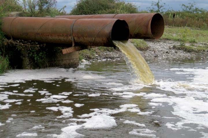 Многоквартирный дом в Колывани три года живет без выгребной ямы