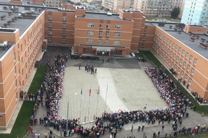 Депутаты подарили крупномерные деревья самой большой школе Новосибирска