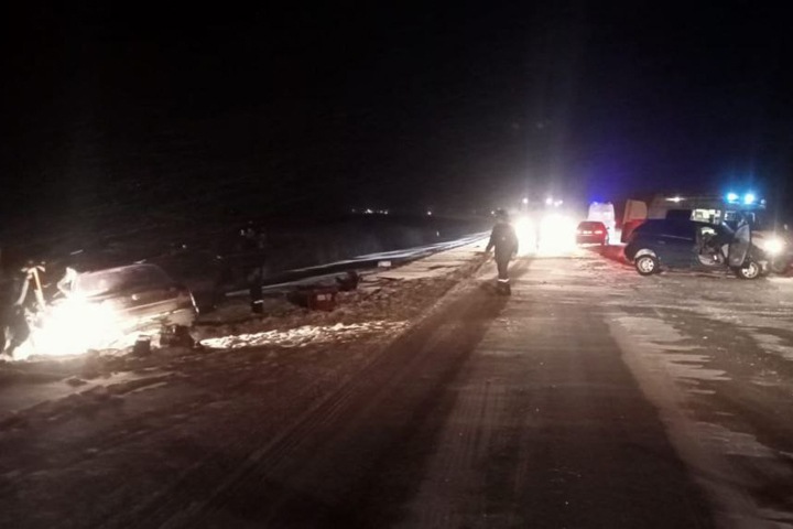 Трое погибли в лобовом ДТП под Новосибирском Трое погибли в лобовом ДТП под Новосибирском