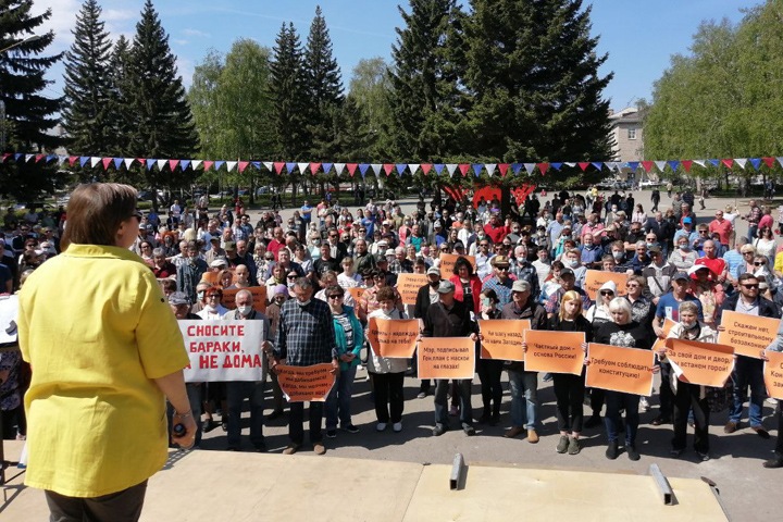 Сотни барнаульцев вышли на митинг против застройки частного сектора Сотни барнаульцев вышли на митинг против застройки частного сектора
