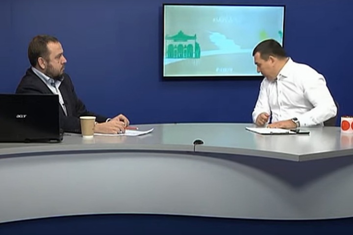 Мэр Новокузнецка плюнул на пол во время интервью на ТВ Мэр Новокузнецка плюнул на пол во время интервью на ТВ