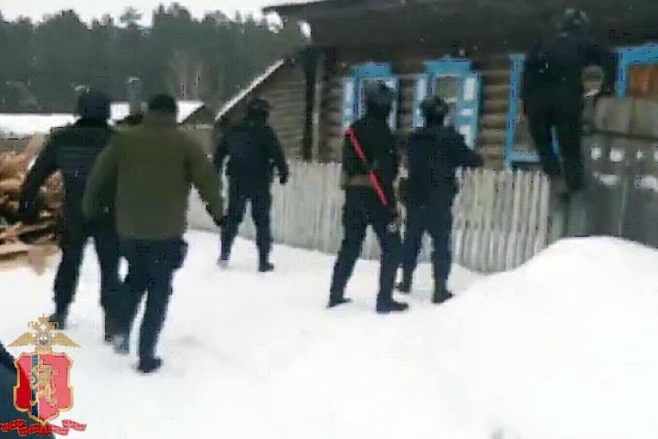 Три человека в масках напали на семью в Канске