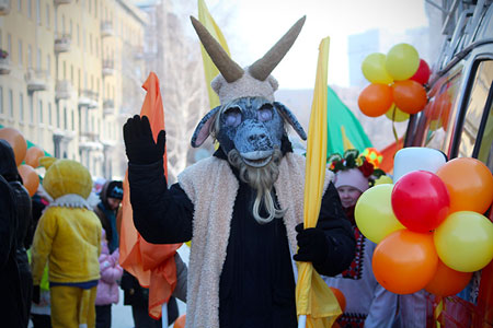 Лишь бы не было зимы: Карнавал в честь масленицы прошел в Новосибирске (фото)