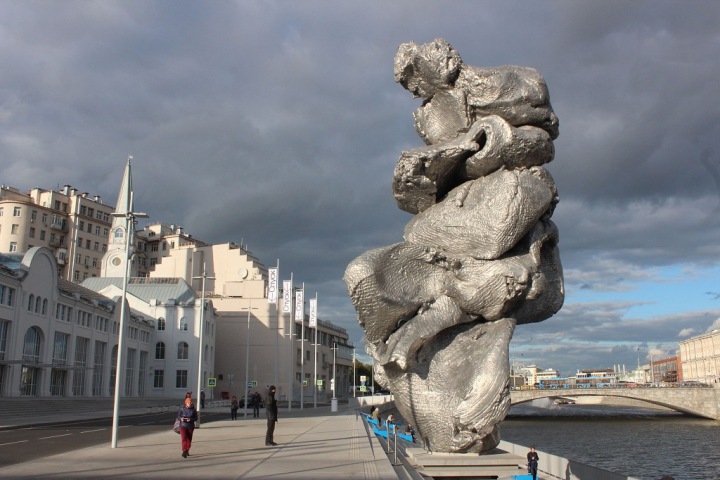 Почему Москва всё хорошеет: «Выбор прост — в СИЗО или на биеннале» Почему Москва всё хорошеет: «Выбор прост — в СИЗО или на биеннале»