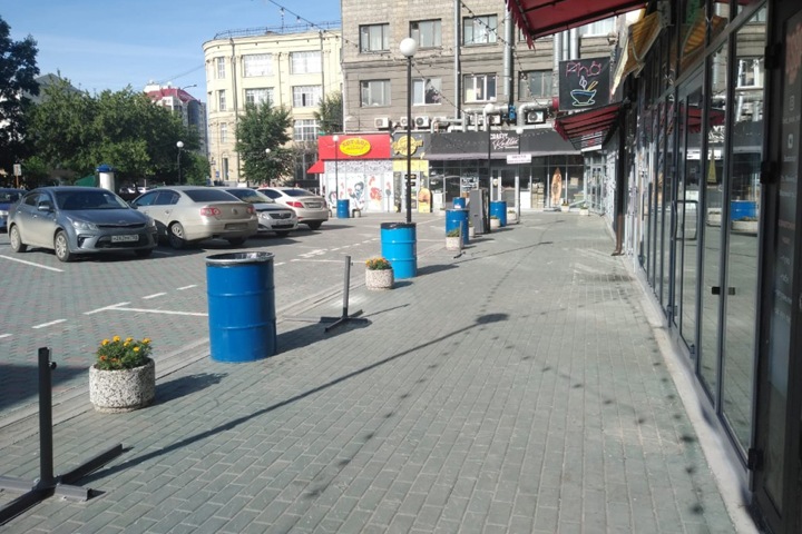 Арендованный основателем «Марии-Ра» дворик с зоной отдыха для новосибирцев «сносят» Арендованный основателем «Марии-Ра» дворик с зоной отдыха для новосибирцев «сносят»