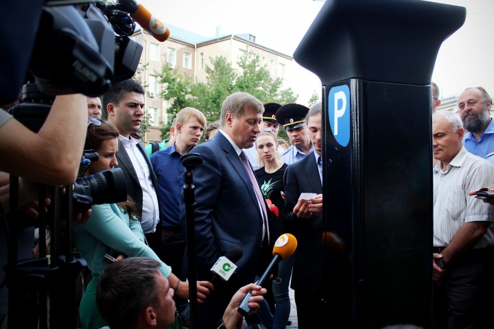 «У вас там два балбеса стоят»: Локоть возмутился работой платной парковки у вокзала