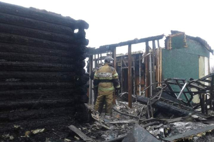 Лишившиеся дома погорельцы попросили помощи новосибирцев Лишившиеся дома погорельцы попросили помощи новосибирцев