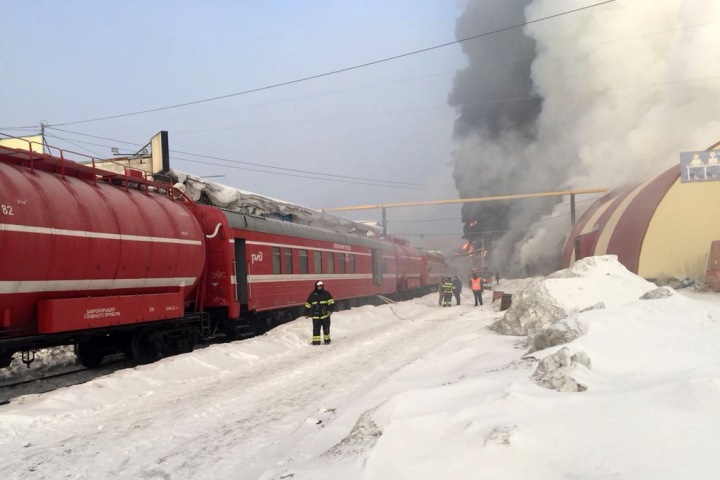 Улица в Новосибирске перекрыта несколько часов из-за пожара на складе