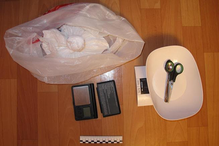 Наркодилеры прятали героин на детских площадках Новосибирска Наркодилеры прятали героин на детских площадках Новосибирска