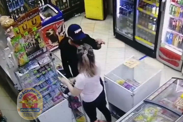Красноярец ограбил магазин, угрожая муляжом гранаты Красноярец ограбил магазин, угрожая муляжом гранаты