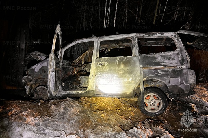 Труп мужчины нашли в сгоревшем минивэне в Братске Труп мужчины нашли в сгоревшем минивэне в Братске