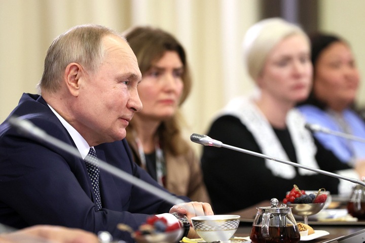 Матерями участников «спецоперации» на встрече с Путиным оказались активистка ОНФ, родственница главы полиции и чиновницы из Сибири Матерями участников «спецоперации» на встрече с Путиным оказались активистка ОНФ, родственница главы полиции и чиновницы из Сибири