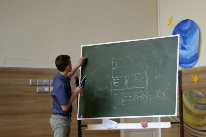 Новосибирский школьник придумал для ловцов покемонов ботинки с зарядкой для смартфона Новосибирский школьник придумал для ловцов покемонов ботинки с зарядкой для смартфона