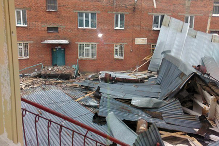 Крышу многоквартирного дома снесло в Дудинке Крышу многоквартирного дома снесло в Дудинке