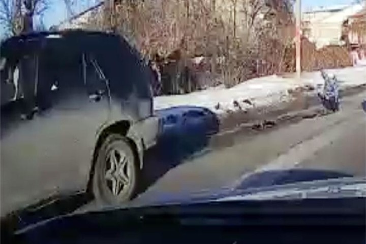 Омич привязал санки с ребенком к своей машине Омич привязал санки с ребенком к своей машине