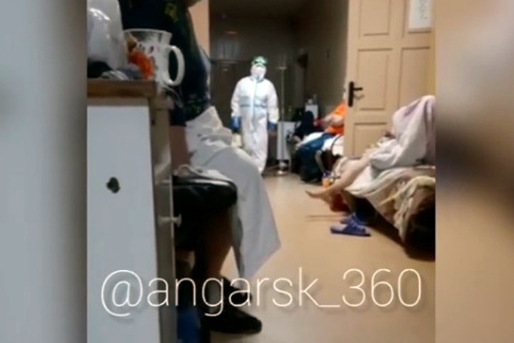 Жителей Ангарска положили в коридоре больницы на сдвинутые лавки Жителей Ангарска положили в коридоре больницы на сдвинутые лавки