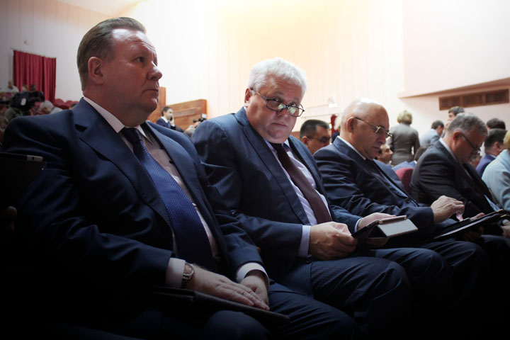 Средняя зарплата новосибирских чиновников превысила 40 тысяч рублей Средняя зарплата новосибирских чиновников превысила 40 тысяч рублей