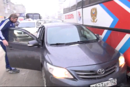 Автобус с владивостокскими хоккеистами попал в аварию в Новосибирске Автобус с владивостокскими хоккеистами попал в аварию в Новосибирске