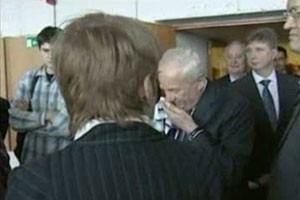 Житель Томска Сергей Зайков получил 2,5 года колонии за удар по лицу губернатора Виктора Кресса Житель Томска Сергей Зайков получил 2,5 года колонии за удар по лицу губернатора Виктора Кресса