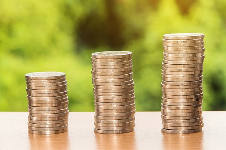 Средняя зарплата в Новосибирской области упала на 6%