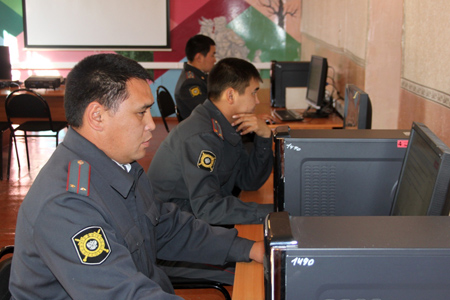 Полицейские в Туве выбивали показания из мужчины, подвешивая его на батарее — СК РФ Полицейские в Туве выбивали показания из мужчины, подвешивая его на батарее — СК РФ