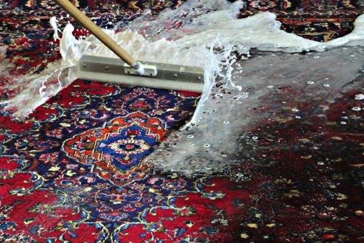 Новосибирца жестоко избили, завернули в ковер и выкинули с пятого этажа