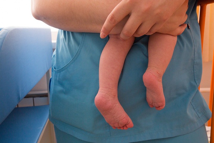 Новосибирского сироту не лечили от ВИЧ. Его приемная семья страдает от дискриминации