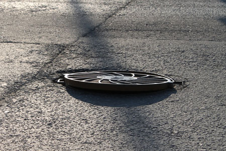 Суд обязал «Новосибирскгортеплоэнерго» выплатить ребенку 200 тыс. рублей за падение в колодец