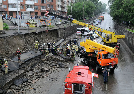 Уголовное дело по двум статьям возбуждено по факту гибели людей при обрушении стены в Красноярске
