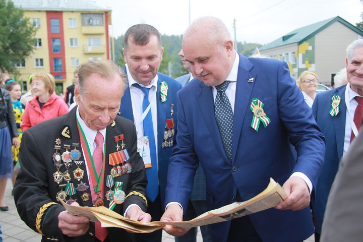 День Шахтера в кузбасском Гурьевске вернул оптимистичные 1950-е годы День Шахтера в кузбасском Гурьевске вернул оптимистичные 1950-е годы