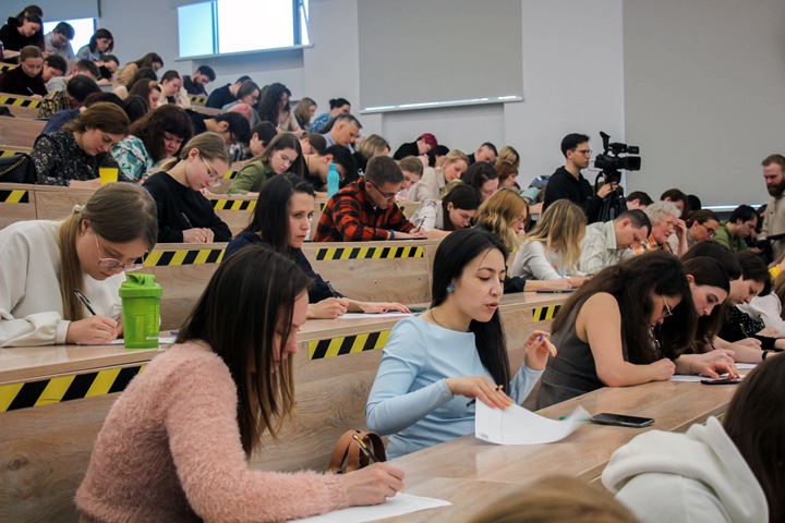 Как прошел «Тотальный диктант» в Новосибирске. Фото Как прошел «Тотальный диктант» в Новосибирске. Фото