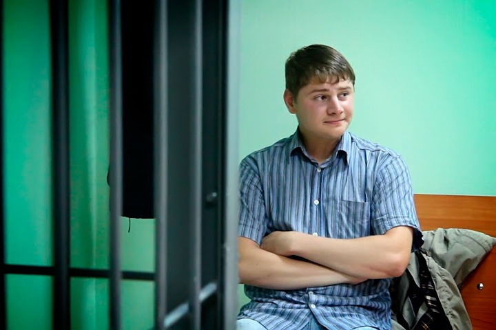 Новосибирский СК начал проверять задержанного с плакатом «Путин, лапы прочь от Конституции» по уголовной статье Новосибирский СК начал проверять задержанного с плакатом «Путин, лапы прочь от Конституции» по уголовной статье