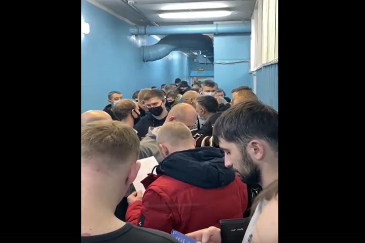 Гигантская очередь выстроилась в норильской больнице. ВИДЕО Гигантская очередь выстроилась в норильской больнице. ВИДЕО