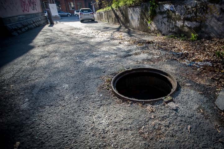 Новосибирские депутаты озаботились воровством канализационных люков