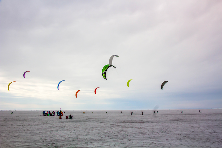 По льду на змеях: сноукайтеры закрыли сезон на главных соревнованиях в Новосибирске По льду на змеях: сноукайтеры закрыли сезон на главных соревнованиях в Новосибирске