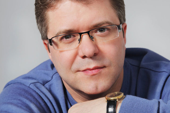 Омские приставы заставили помощника депутата заплатить около 1 млн рублей, запретив ему покидать Россию