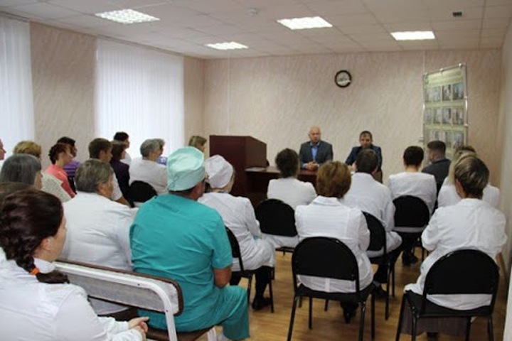 Заместитель главврача Колыванской ЦРБ уволена после критики руководства