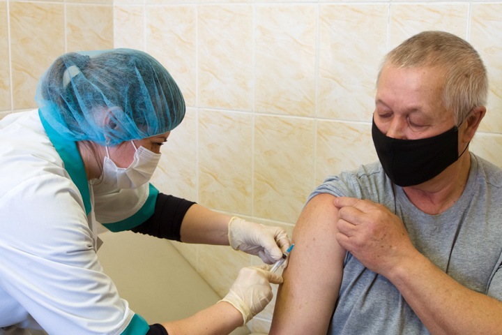 Новосибирские бюджетники пожаловались на отстранение от работы за отказ прививаться от ковида