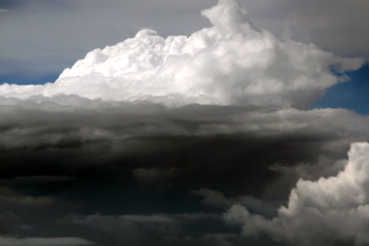 Штормовое предупреждение объявлено в Новосибирской области из-за грозы