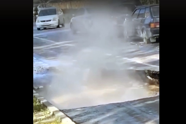 Дорога провалилась в центре Новосибирска в яму с кипятком