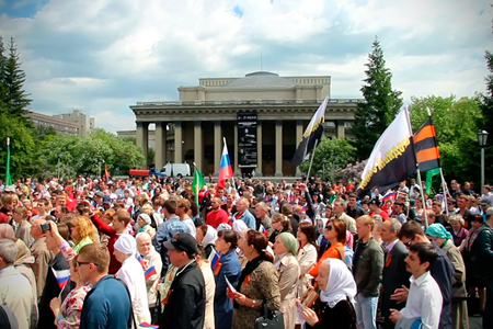 «Кто эти существа, похожие на тени?»: новосибирцы вскидыванием рук осудили творчество Мэнсона