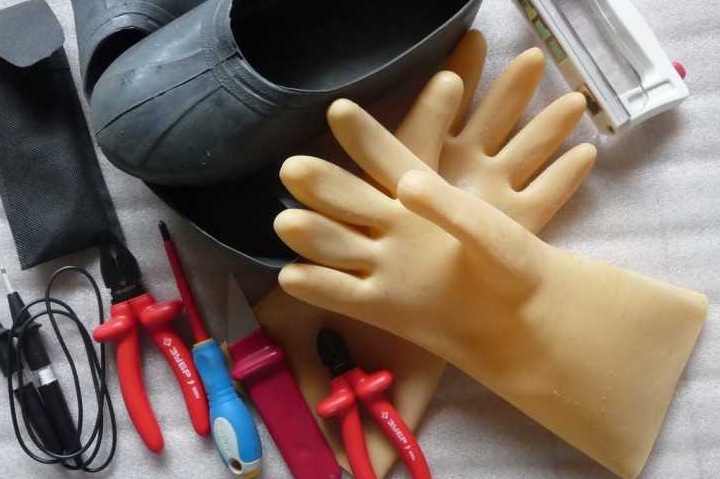 Выбираем сварочную маску и диэлектрические перчатки