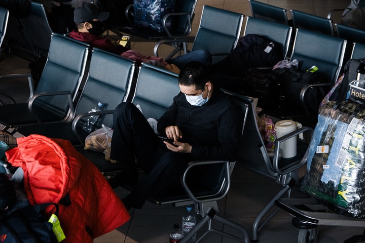 Более 100 жителей Киргизии рискуют оказаться на улицах Новосибирска из-за отмены рейсов Более 100 жителей Киргизии рискуют оказаться на улицах Новосибирска из-за отмены рейсов